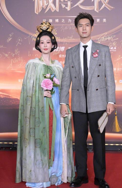 被曾黎衣服吓到杨紫赢麻了金晨输惨了尊龙人生就是博北京这一夜：张萌丰满(图14)