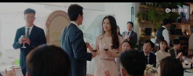 一看冯绍峰观众不淡定了令人窒息的婚姻尊龙凯时新版APP《婚内婚外》开播(图12)