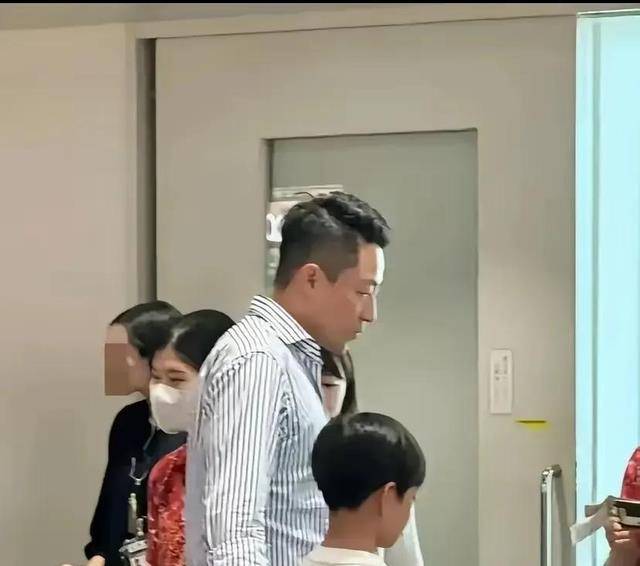紧扣表情冷静疑似配合处理大s遗产问题尊龙人生就是博汪小菲马筱梅返台十指