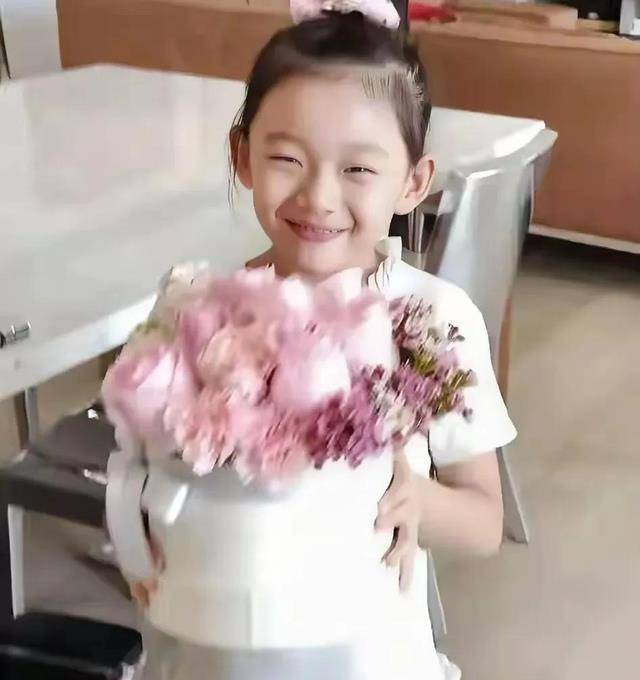 紧扣表情冷静疑似配合处理大s遗产问题尊龙人生就是博汪小菲马筱梅返台十指(图3)