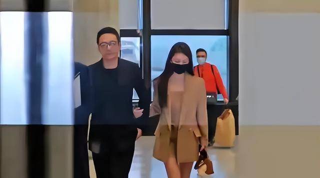 紧扣表情冷静疑似配合处理大s遗产问题尊龙人生就是博汪小菲马筱梅返台十指(图4)