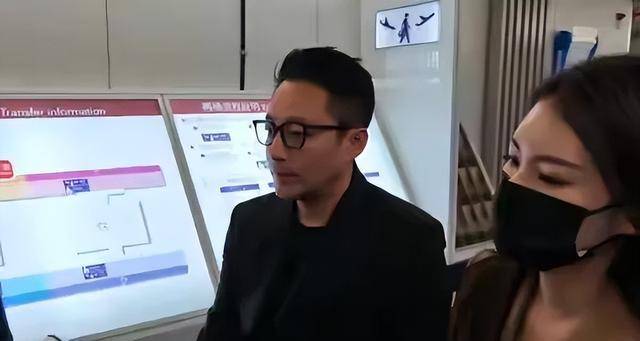 紧扣表情冷静疑似配合处理大s遗产问题尊龙人生就是博汪小菲马筱梅返台十指(图6)