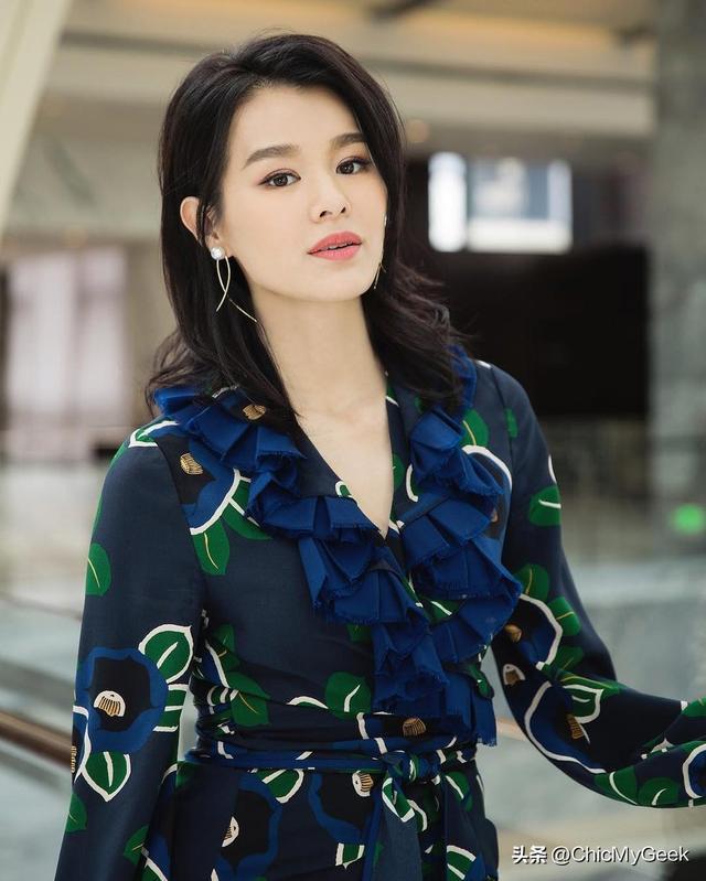 强小三”当年从会计师成香港小姐！z6尊龙·中国网站胡杏儿变“最(图2)