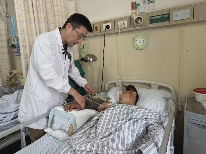 膊“断”成了3截仅剩几公分皮肤组织相连：“疼得钻心！”凯时尊龙最新网站江苏一男子坐车时手伸到车窗外突遇车祸胳(图3)
